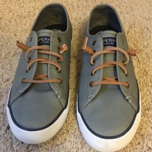 Never worn Sperry Shoe